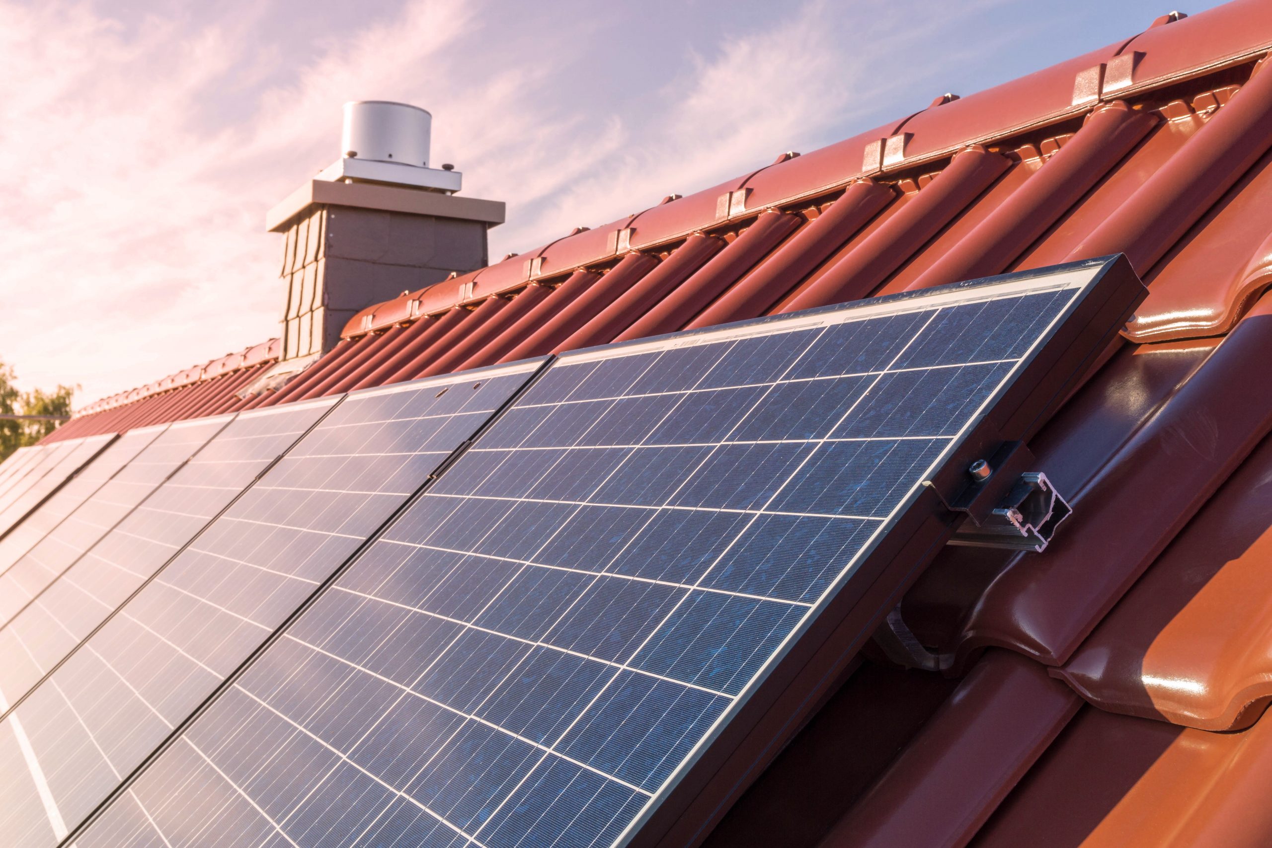 solar panesl or photovoltaic plant on the roof of a house Nettoyage panneaux solaires hangars agricoles Tarn